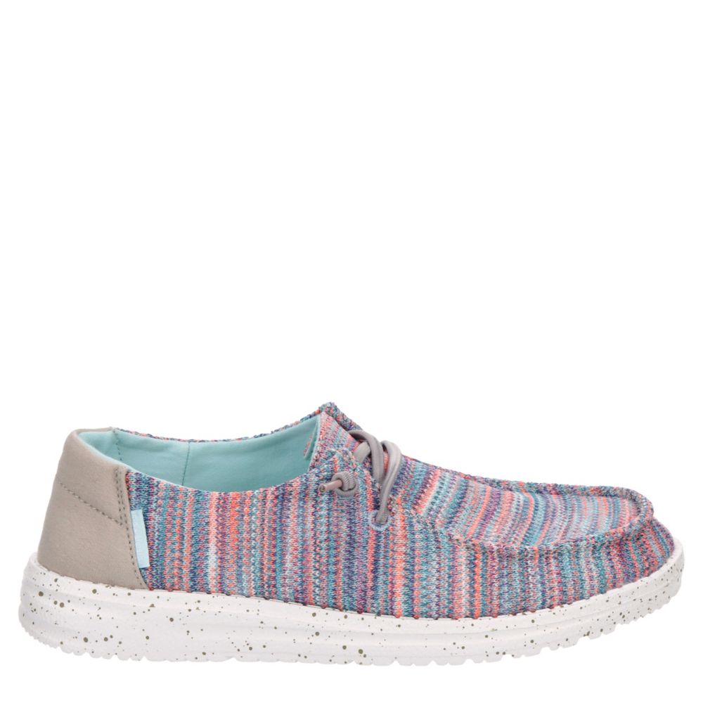 casual tennis shoes