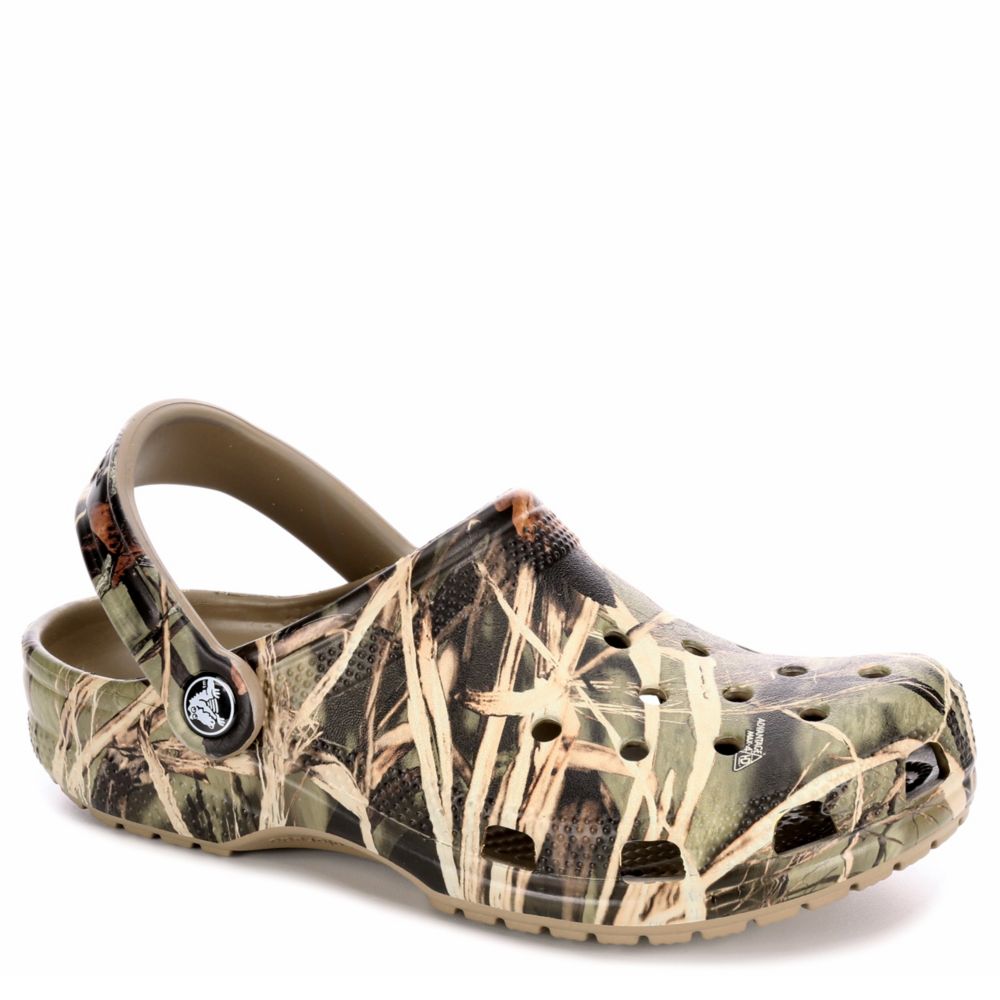 womens camo crocs size 8