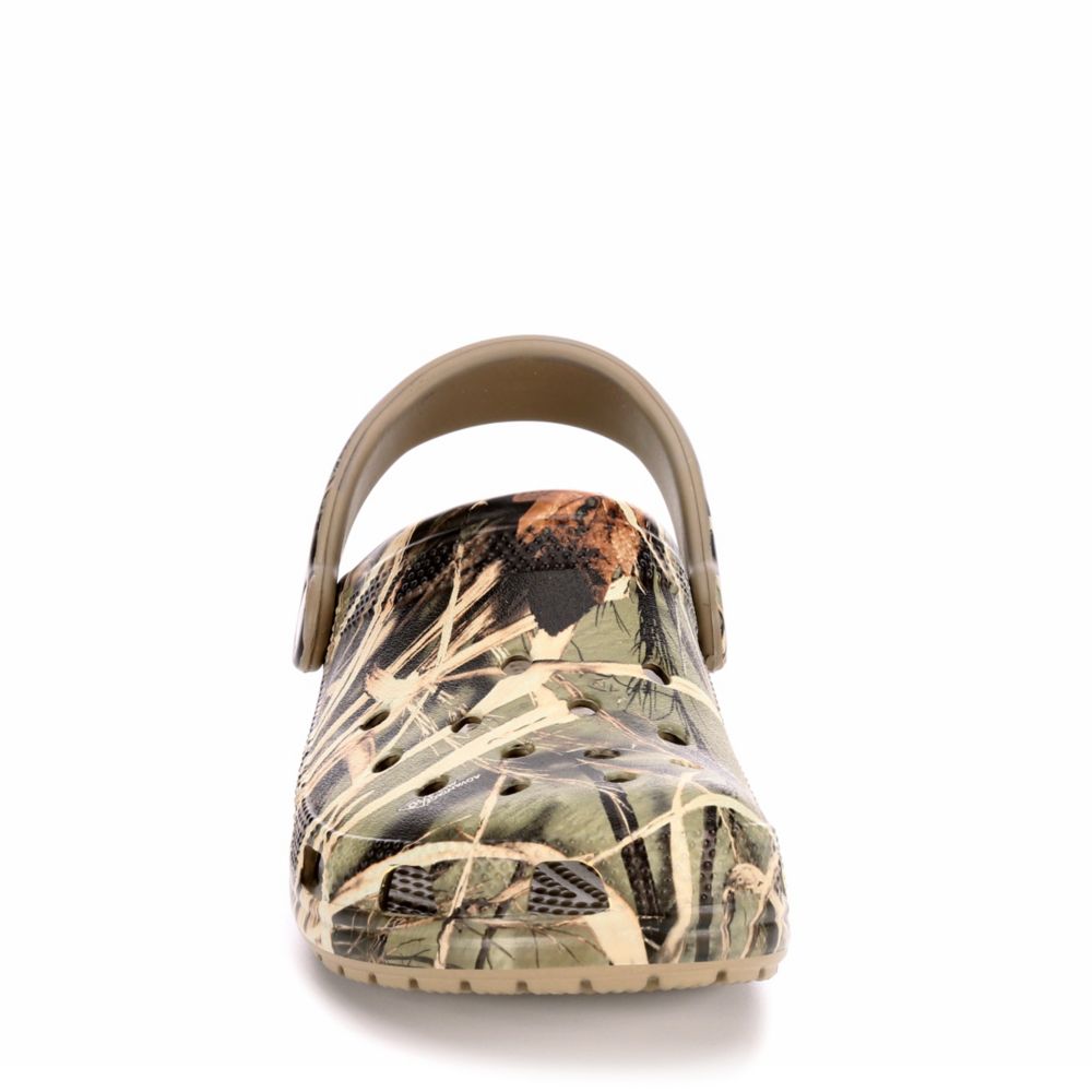 womens camo crocs size 8