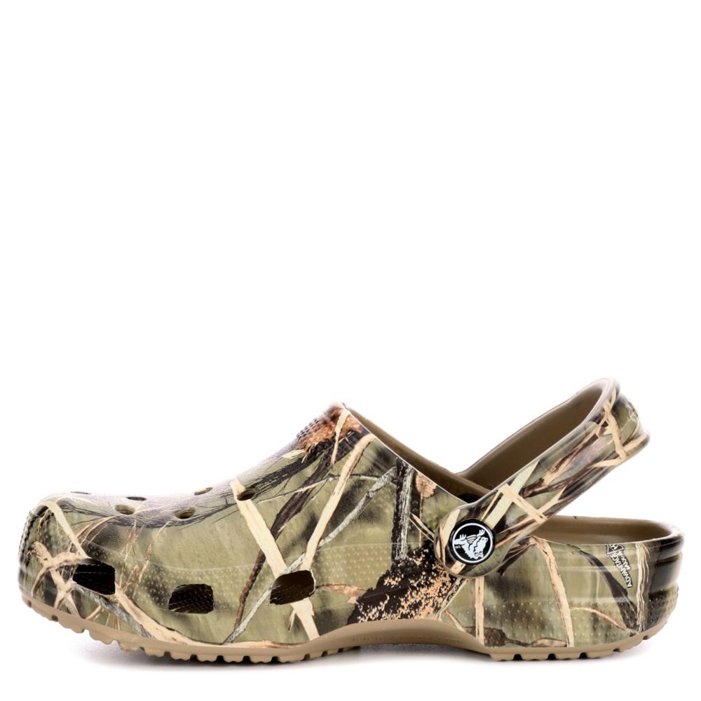 womens camo crocs size 8