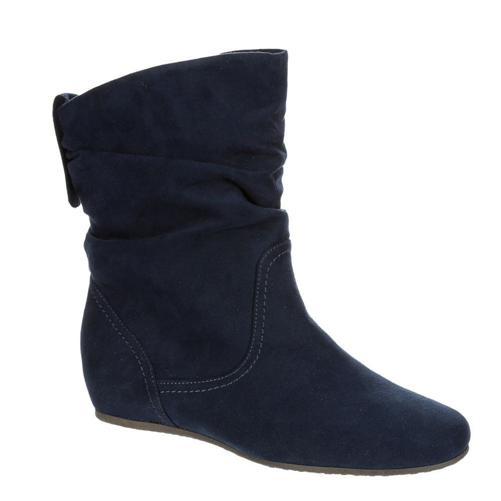 Women's boots at rack on sale room