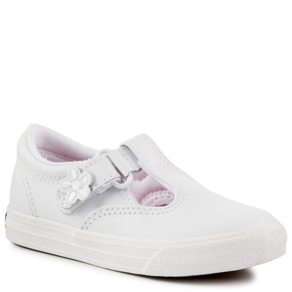 white infant shoes