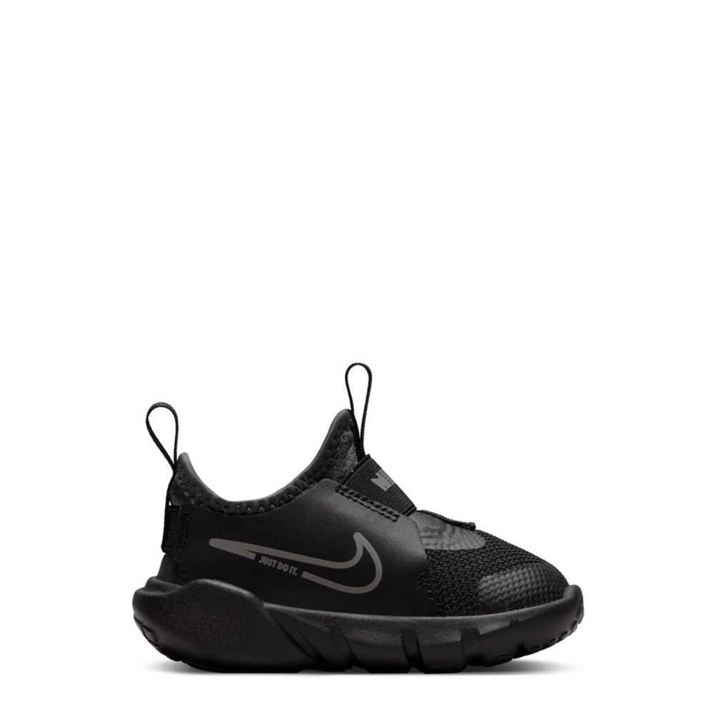 Plain black best sale nike runners