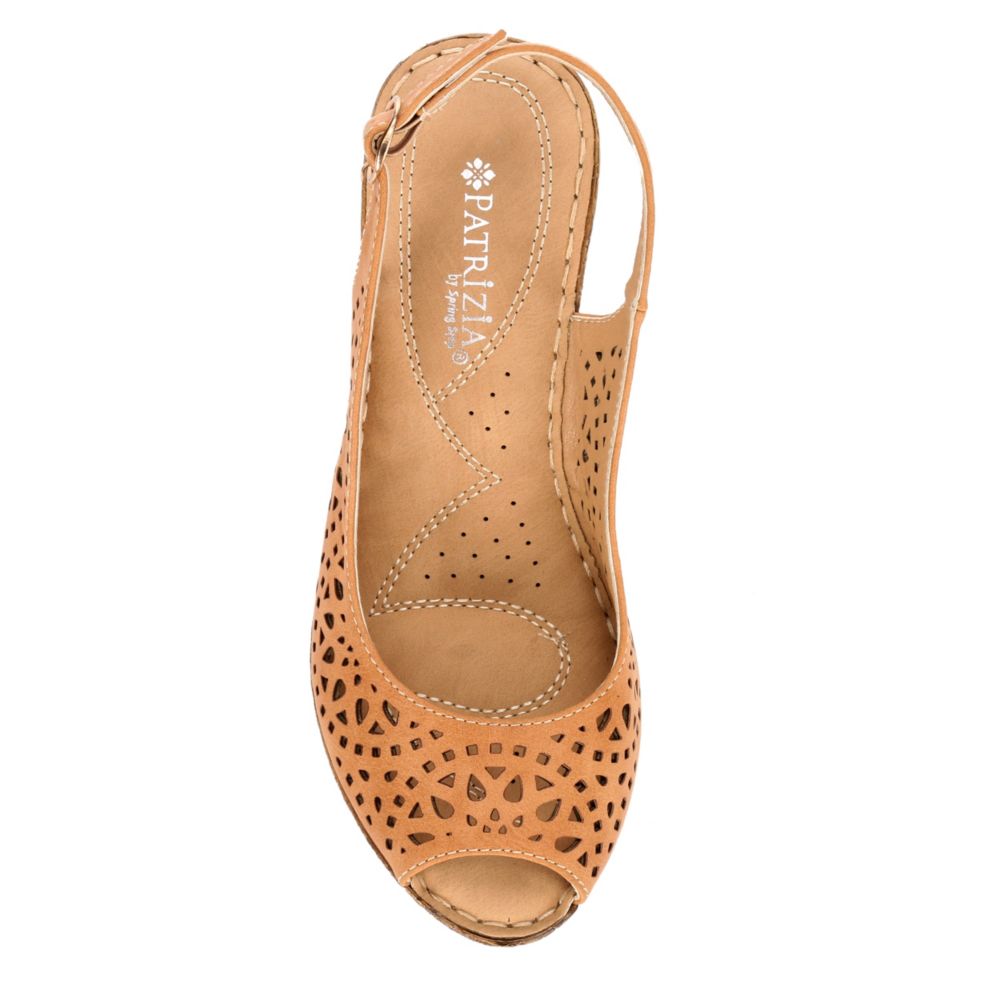 PATRIZIA Womens Shaninoqua Wedge Sandal - CAMEL