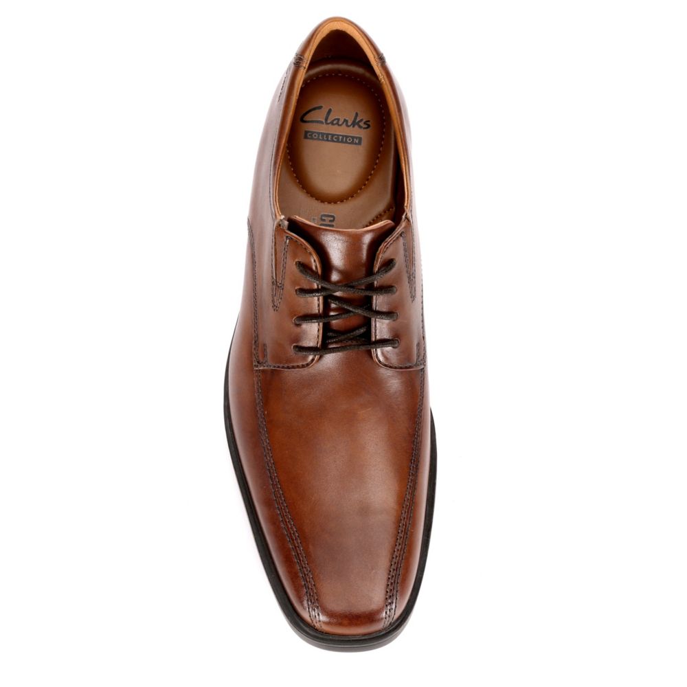 clarks tilden walk dark tan
