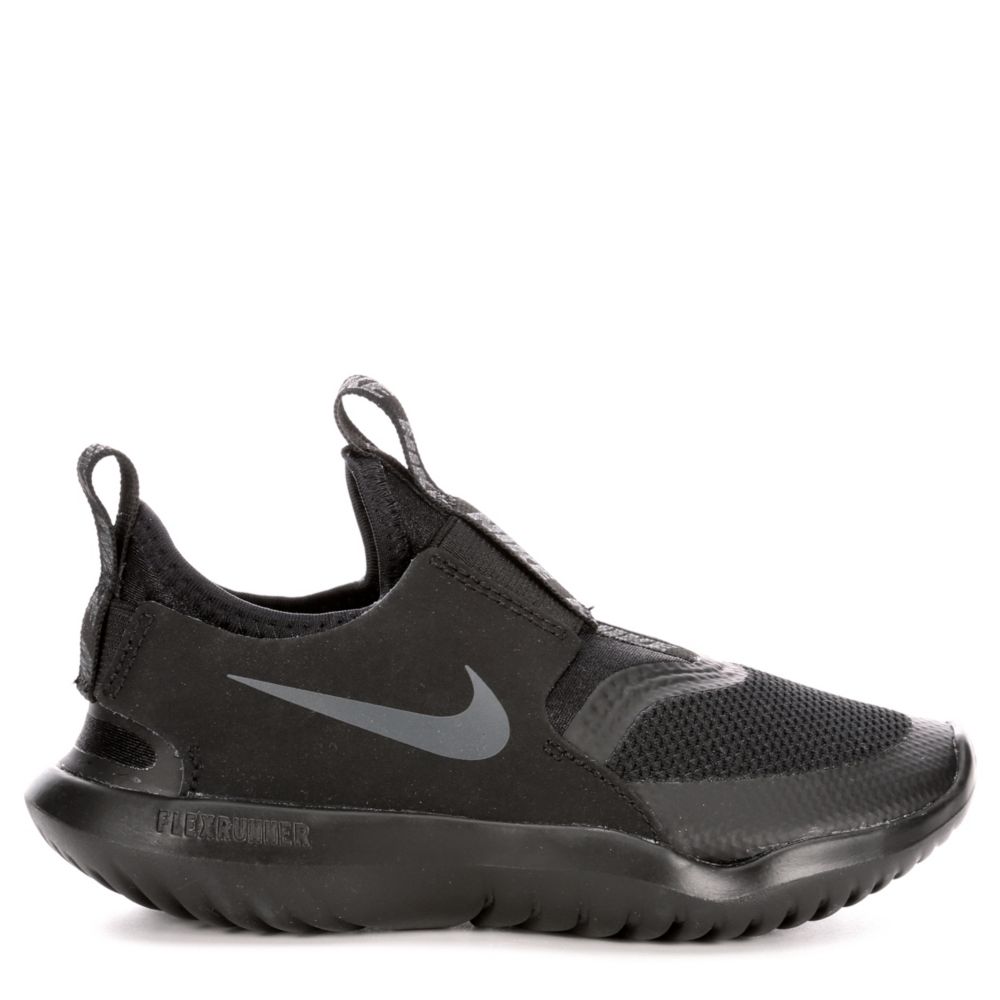 nike slip on sneakers boys