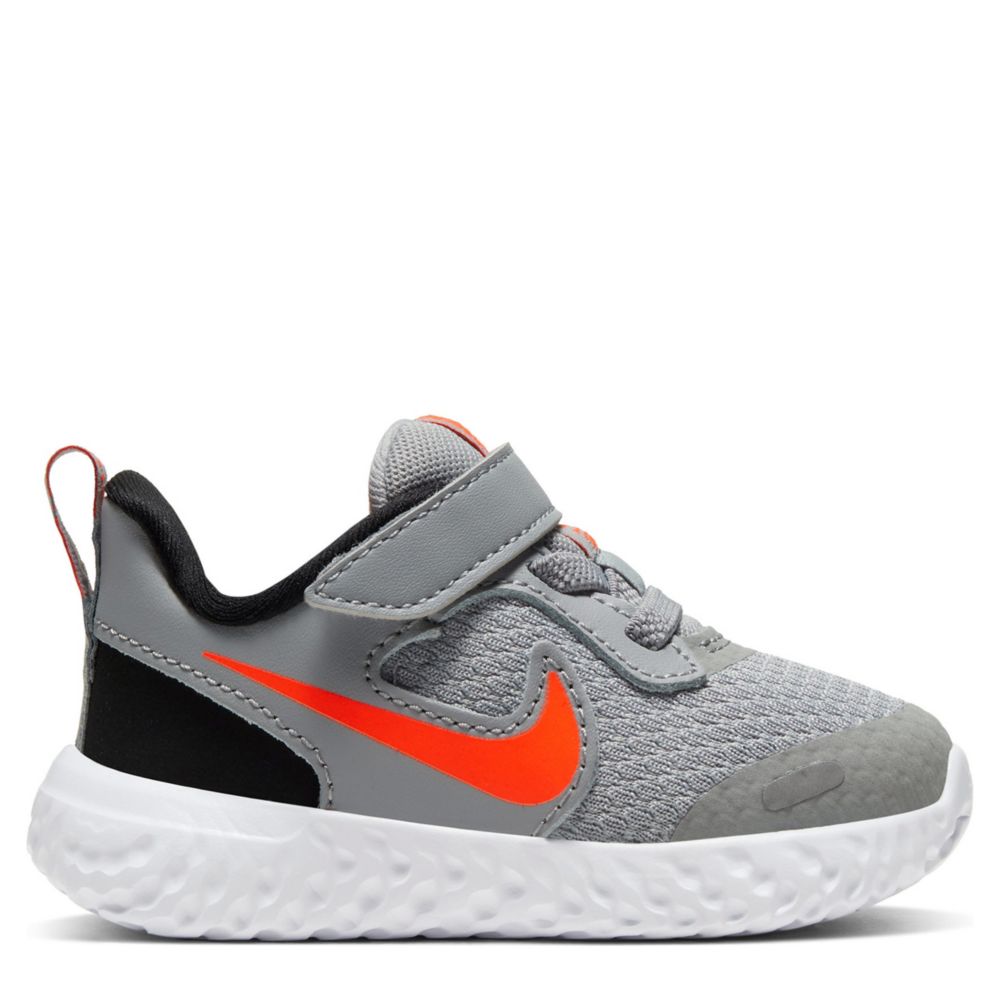 boys gray nike shoes