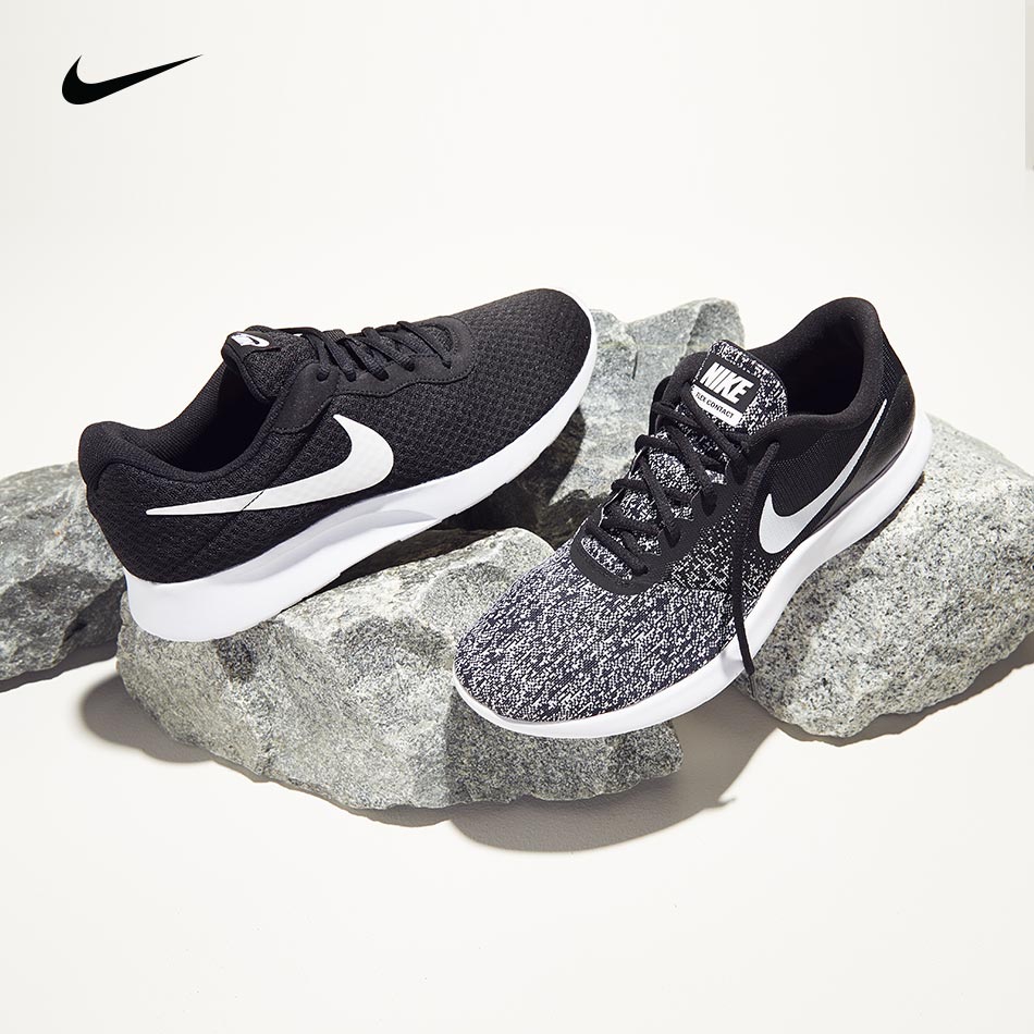 NIKE ATHLETIC SNEAKERS